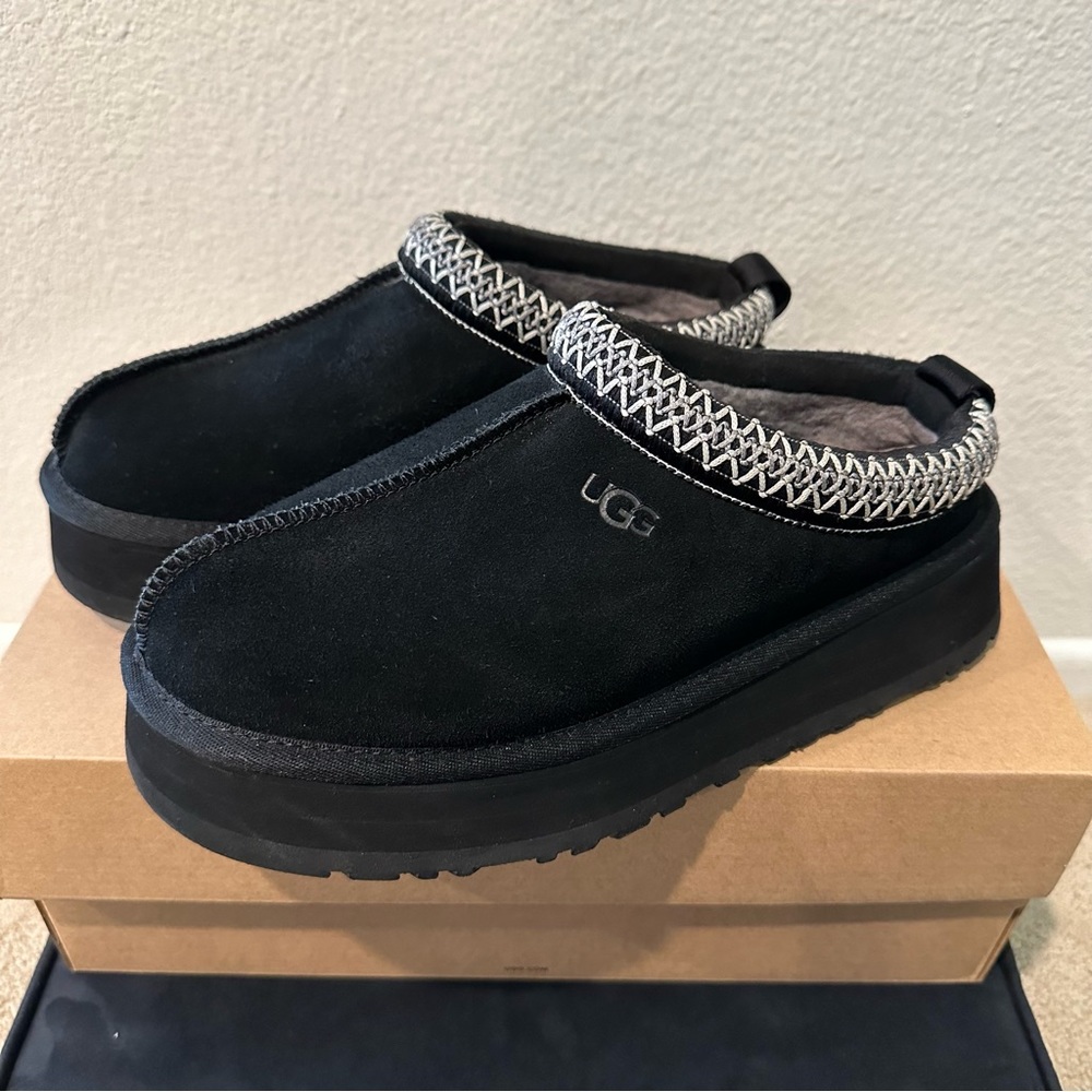 UGG Tazz Black Size 8